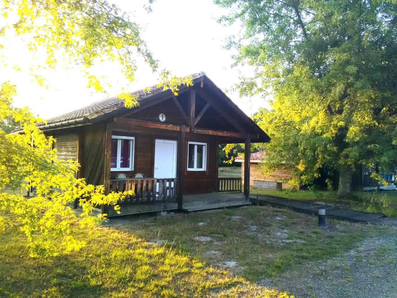 Camping Familial Les Chalets D'Uza Bagian luar foto