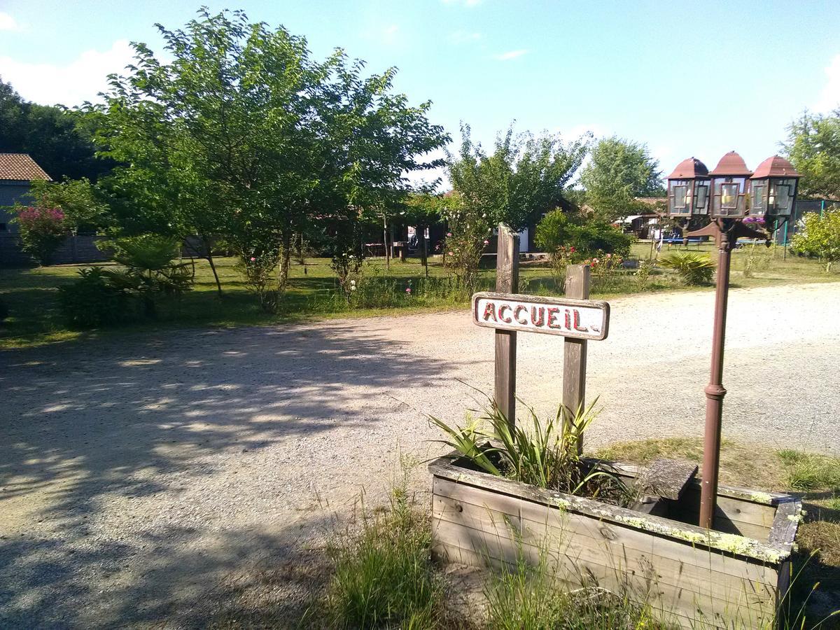 Camping Familial Les Chalets D'Uza Bagian luar foto